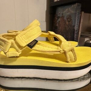 free people TEVA bright yellow lightweight platform sandals sz 7
